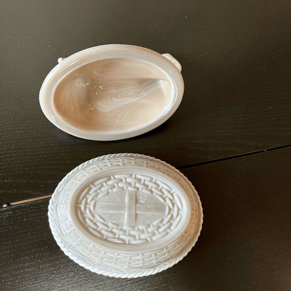 Westmoreland/Rosso Marble Slag Glass Covered Chicken with a Split Tail on a Wove - Picture 4 of 6